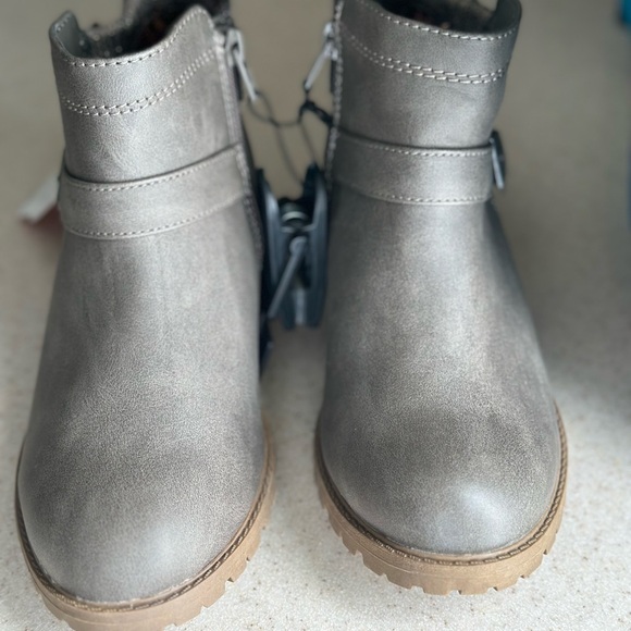 Girl’s Easy On/Off Flexible Console Booties - Picture 5 of 6